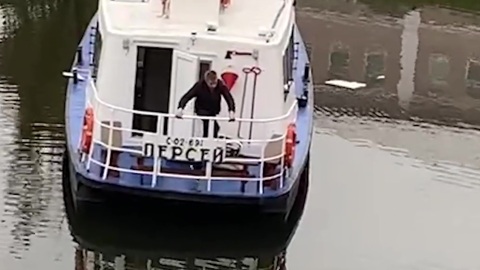 Пьяный турист посадил на мель угнанный в Вологде теплоход