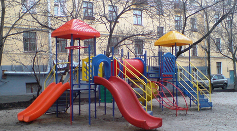 Воспитатели детсада забыли вернуть с прогулки двухлетнего ребенка