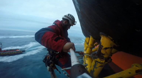 Активисты Greenpeace захватили буровую платформу Shell