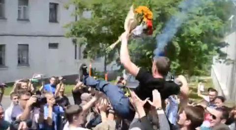 Встречали как героя: подозреваемый в убийстве Бузины вышел под залог