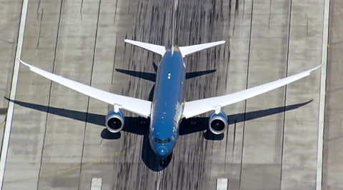 В Москве сел Boeing с отказавшим двигателем