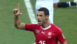 Швейцарцы забивают первый мяч!