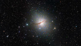 Эллиптическая галактика Центавр А с обозначенными массивными кластерами 