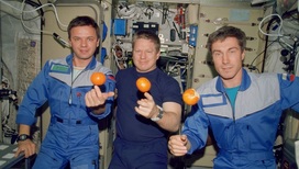 Экипаж первой основной экспедиции на Международной космической станции (МКС-1). Слева направо: Юрий Гидзенко (пилот), Уильям Шеперд (командир), Сергей Крикалёв (бортинженер). 