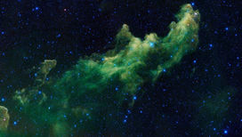 Звёздное вещество, истекая в пространство, становится межзвёздным газом и пылью. На фото туманность Голова Ведьмы (IC 2118), подсвеченная звездой Ригель.