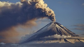 Камчатский вулкан Шивелуч выбросил столб пепла на семь километров