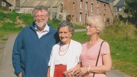 Джо Кэмерон (справа), её мама и муж.