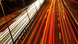Новинка от британских учёных: светящиеся дороги вместо фонарей