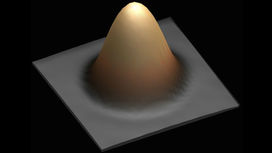 Один бит информации записали на атом гольмия. Именно его изображение можно видеть на микрофотографии сканирующего туннельного микроскопа. 