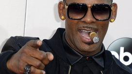 R Kelly предъявлены обвинения в сексуальном насилии с отягчающими обстоятельствами