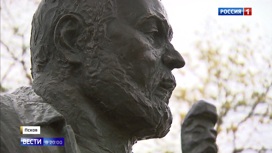 На псковской набережной открыли бронзовый монумент Савве Ямщикову