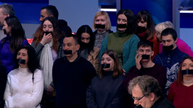 Сотрудники закрытых Зеленским телеканалов заклеили себе рты