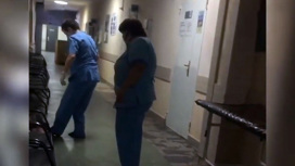 Бездомного пациента-инвалида бросили лежать на полу в энгельсской больнице