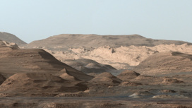 Изображение слоистой породы марсианской горы Эолида, сделанное камерой марсохода Curiosity.
