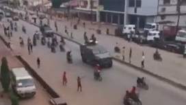 Гвинейцы восторженно празднуют смену власти. Видео