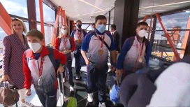 Паралимпийцы вернулись в Москву и встретились с болельщиками
