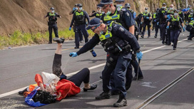 Австралийцы устроили потасовку с полицией из-за антиковидных ограничений