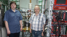 Егор Фролов и Алексей Бузулуцков возле прототипа двухфазного детектора, разработанного в ИЯФ СО РАН.