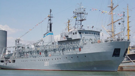 Кадры с украинского корабля, получившего пробоину, попали на видео