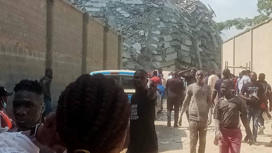 Недостроенный небоскреб обрушился в Нигерии