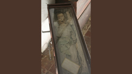Согласно сообщениям историков, люди приходили к мумиям своих умерших родственников.