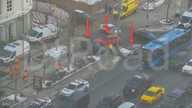 Две машины вылетели на тротуар после ДТП на Садовом кольце в Москве