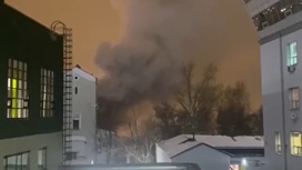 Склад с резиной горел в районе Парка Горького в Москве