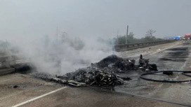 В американском штате Луизиана частный вертолет упал на шоссе и сгорел