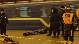 Пассажир, упавший на рельсы в петербургском метро, погиб