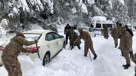 Спасение застрявших в снежной пробке людей в Пакистане сняли на видео