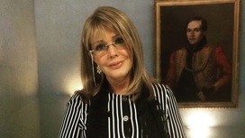 Елена Проклова передвигается с тростью после сложного перелома