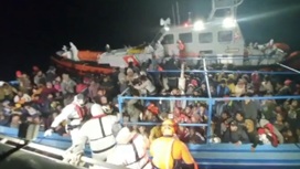 Береговая охрана Италии сняла с 15-метрового катера более 300 мигрантов