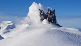 Вулкан Эбеко на Северных Курилах дважды выбросил столбы пепла