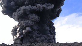 Эбеко выстрелил вулканическими бомбами