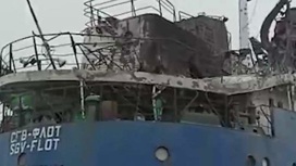 Попавшее под украинский обстрел российское судно сняли на видео