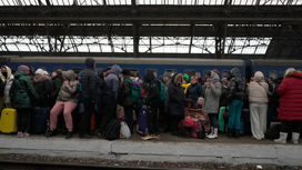 Паника на Украине растет, люди штурмуют магазины и поезда