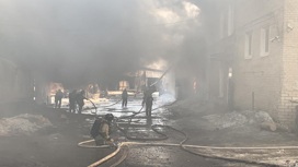 Мощный пожар произошел на складе пиломатериалов в Биробиджане