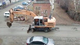 "Ползущий" экскаватор разрушил дорогу в Свердловской области
