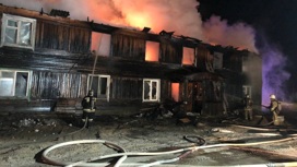 На Ямале огнеборцы несколько часов тушили пожар в расселенном доме