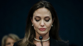 Анджелина Джоли с трудом сдерживает слезы, прощаясь с дочерью