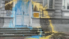 Желто-голубое преступление: вандал облил красками здание мэрии Евпатории