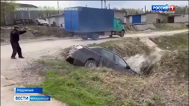 В Радужном после неудачной эвакуации автомобиль упал в канаву