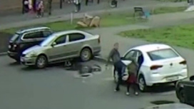 Ударил по голове и пнул ногой: в Челябинске мужчина избил дочь у школы