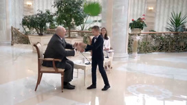 Лукашенко дал мастер-класс по открыванию сока