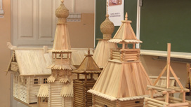 В школе №6 на уроках труда ученики создают макеты деревянных русских строений