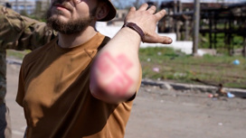 Националистов с "Азовстали" заставили показать татуировки