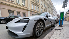 Электромобили могут поехать бесплатно по платным трассам в РФ с 2023 года