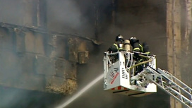 Пожар в столичном бизнес-центре потушен, спасатели обходят помещения
