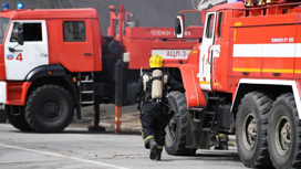 Свыше 100 человек и пожарный поезд привлечены для тушения пожара в Барнауле
