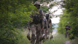 Украинские военные бросают тела своих, а трупы наемников забирают